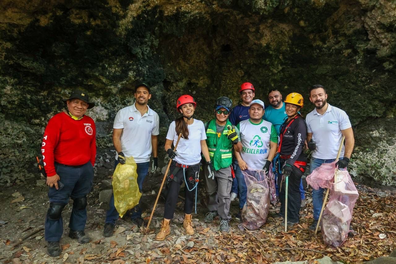 Junto a voluntarios, Ana Paty Peralta pone el ejemplo de conservación en cenotes de Cancún