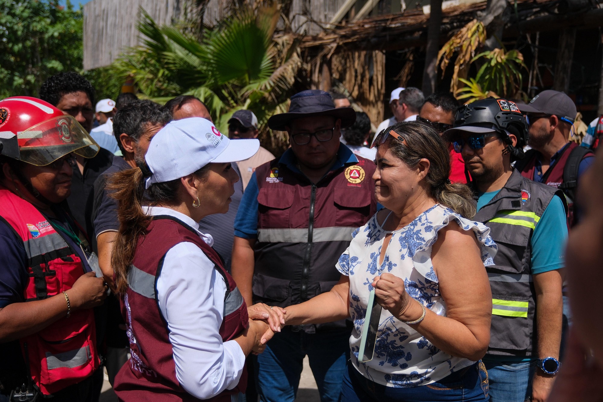 Recorre Mara Lezama inmuebles afectados en Holbox tras incendio y atiende de forma directa a afectados