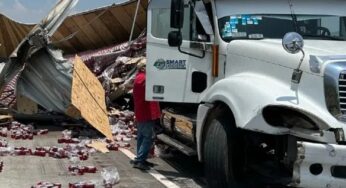 Volcadura de tráiler con carga de botellas complica tránsito en la autopista Monterrey-Saltillo