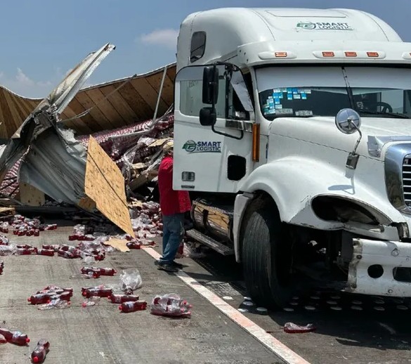 Volcadura de tráiler con carga de botellas complica tránsito en la autopista Monterrey-Saltillo