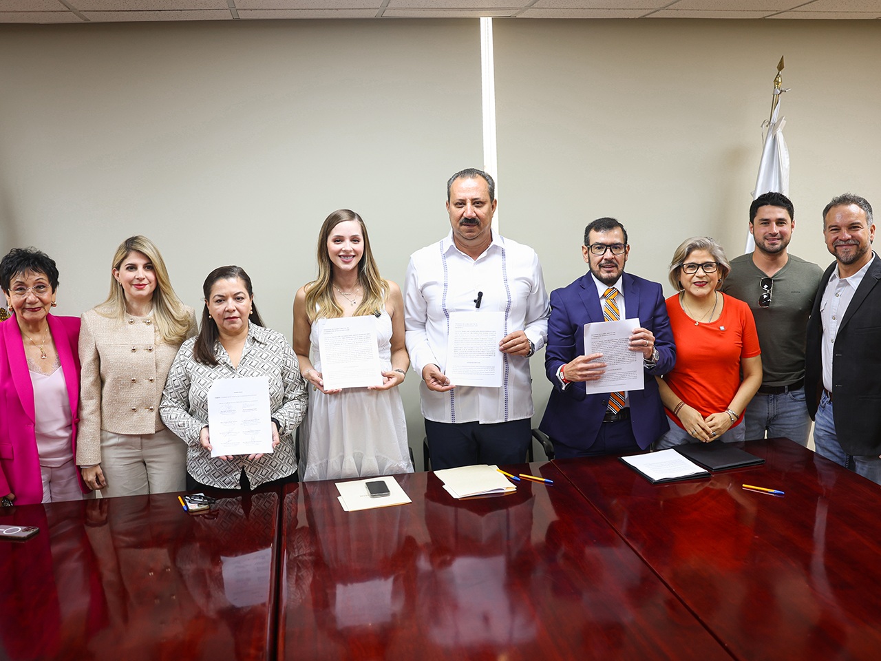 Mariana Rodríguez y legisladores proponen castigar con cárcel la explotación infantil en Nuevo León