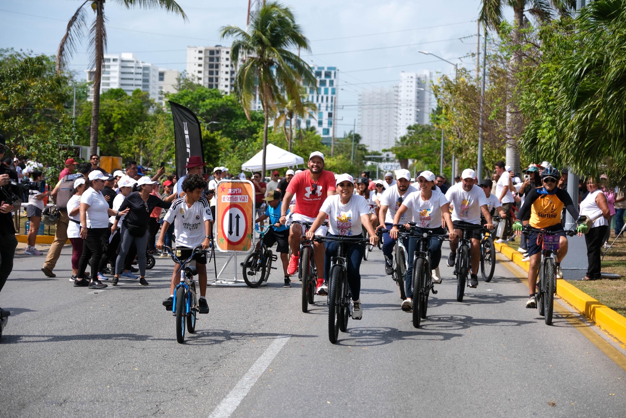 Rodeadas de familias completas, Mara Lezama y Ana Paty Peralta encabezan el Paseo Cancunense