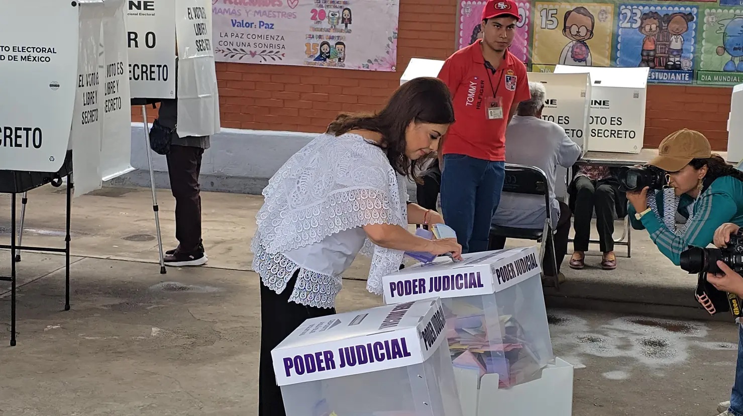 Clara Brugada acude a votar en Iztapalapa