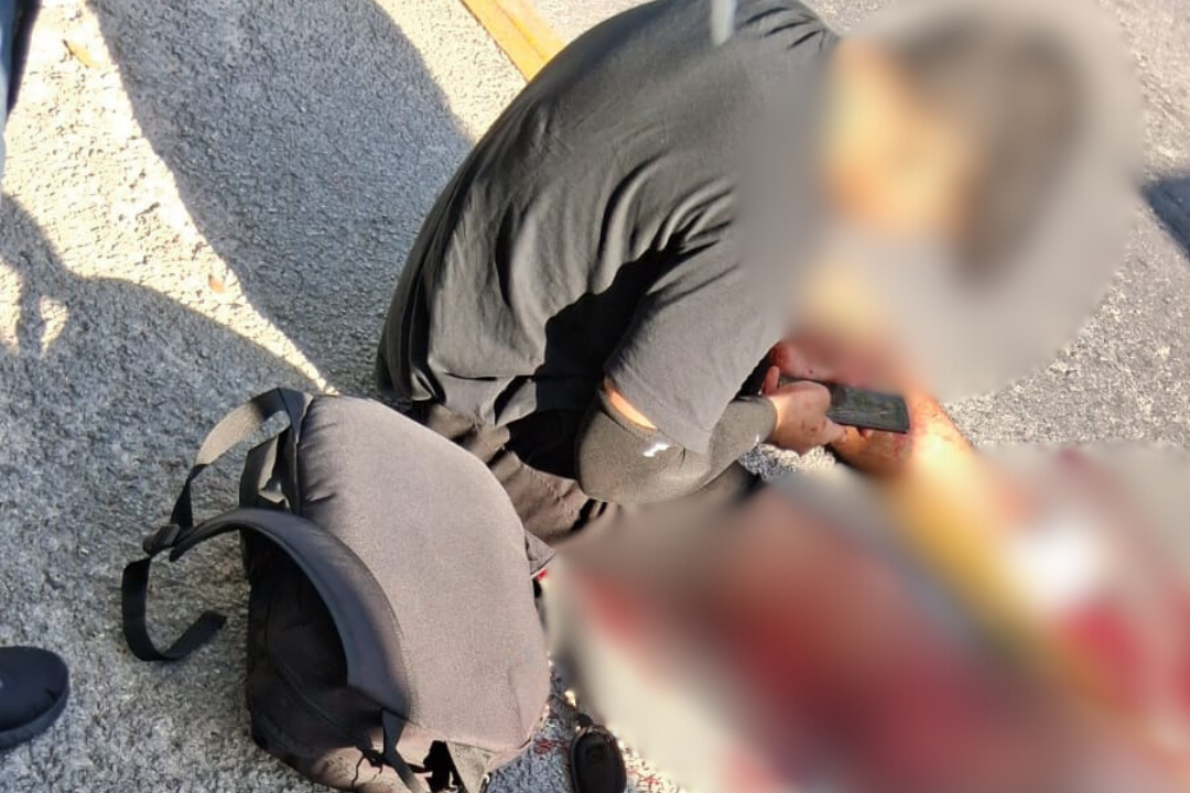 Grave accidente de motocicleta en la carretera Cancún–Puerto Morelos deja a un joven lesionado
