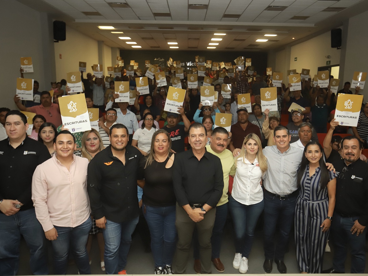 Gobierno de Nuevo León y Salinas Victoria entregan escrituras y avanzan en regularización habitacional