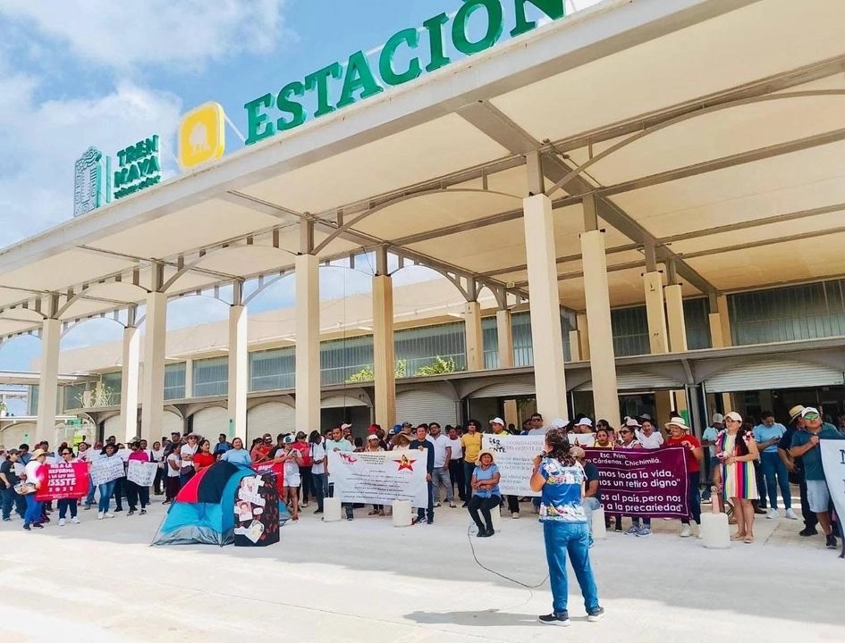 Maestros protestan en estación del Tren Maya en Yucatán