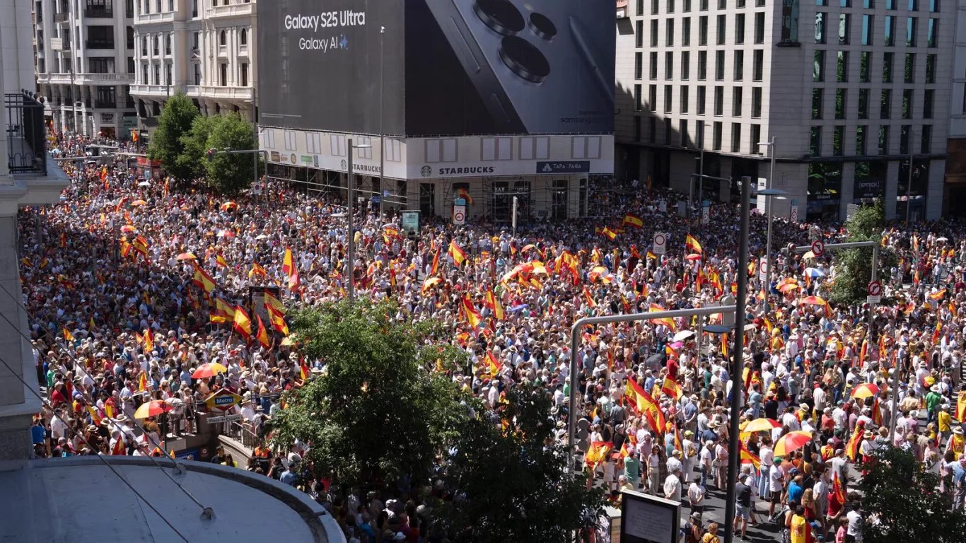 Protesta en Madrid exige dimisión de Pedro Sánchez