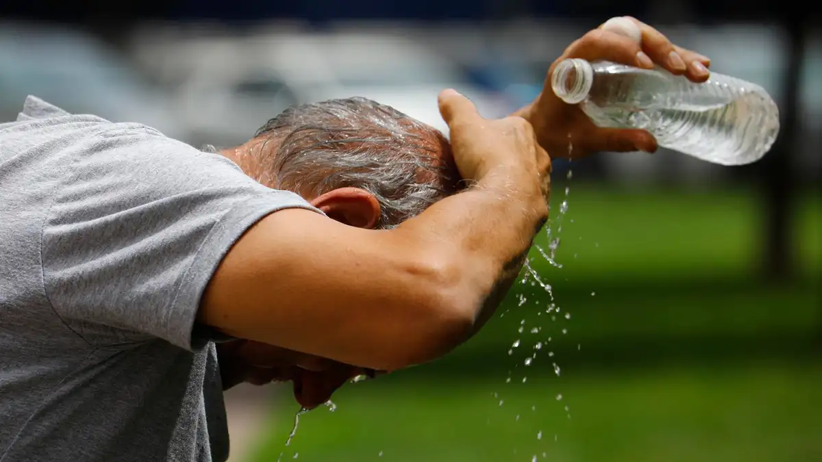 El calor y la sed: ¿por qué necesitamos más líquidos cuando hace calor?