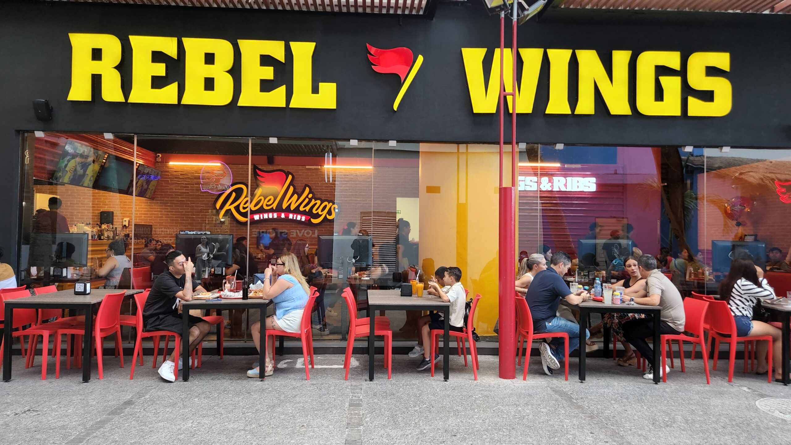 Rebel Wings llega a Plaza Las Américas Cancún con las mejores alitas y ambiente único
