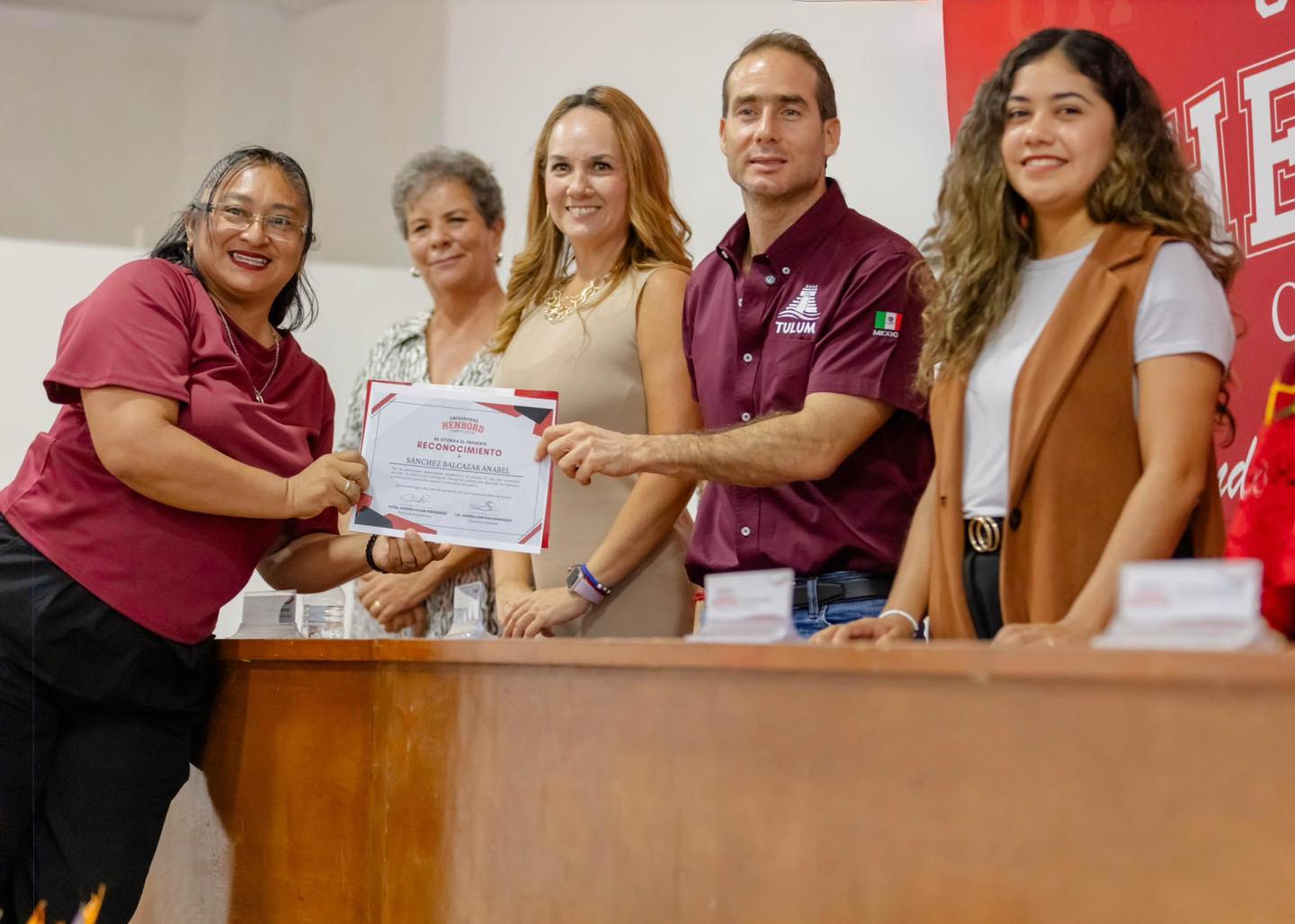 Entregan becas estudiantiles a trabajadores del Ayuntamiento de Tulum