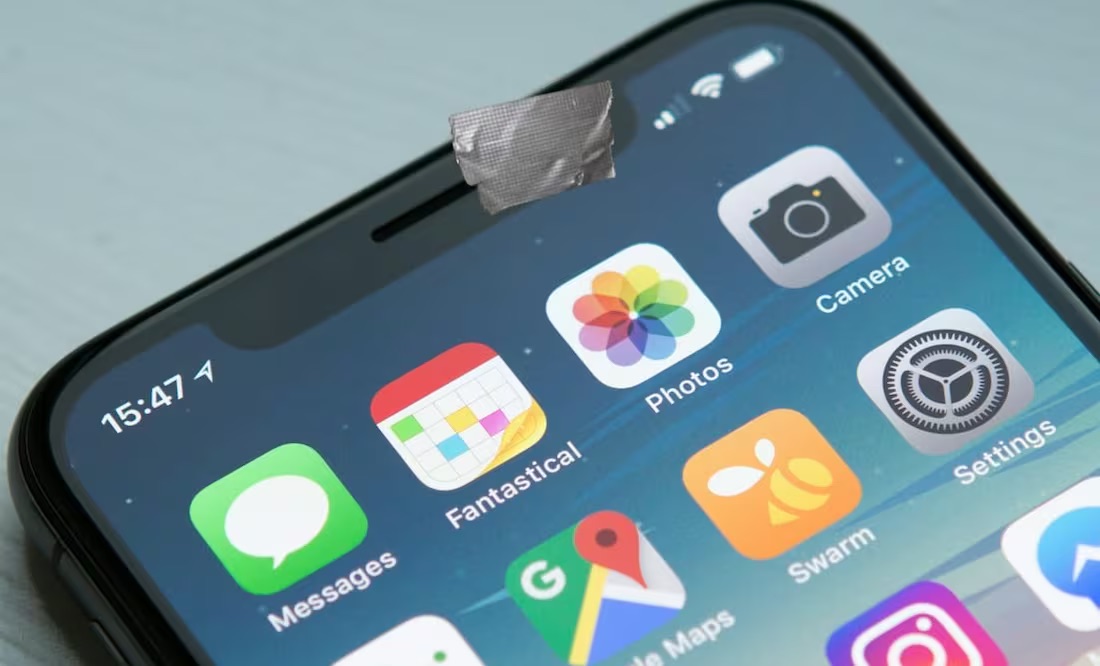 Deberías ponerle una cinta a la cámara de tu celular 