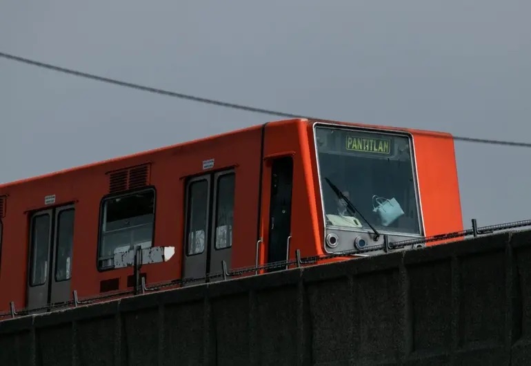 Salvan a 800 personas en el metro de la CDMX