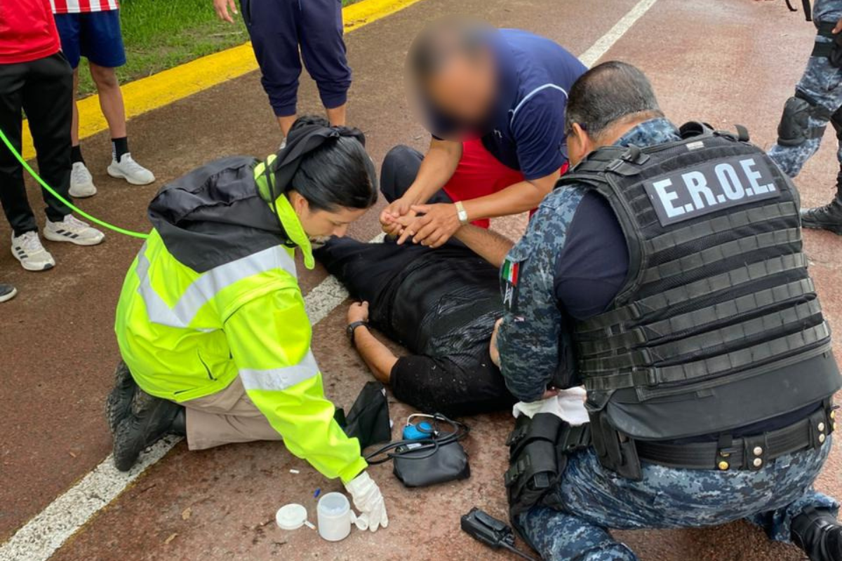 Policía municipal salva la vida de hombre con maniobras de RCP en el Parque Metropolitano