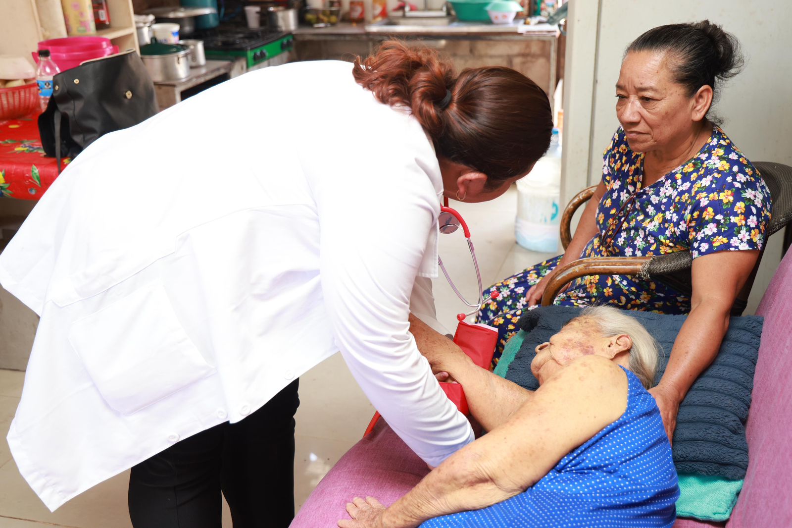 Acercan servicios de salud a personas vulnerables a través del Programa Médico en tu Casa en Isla