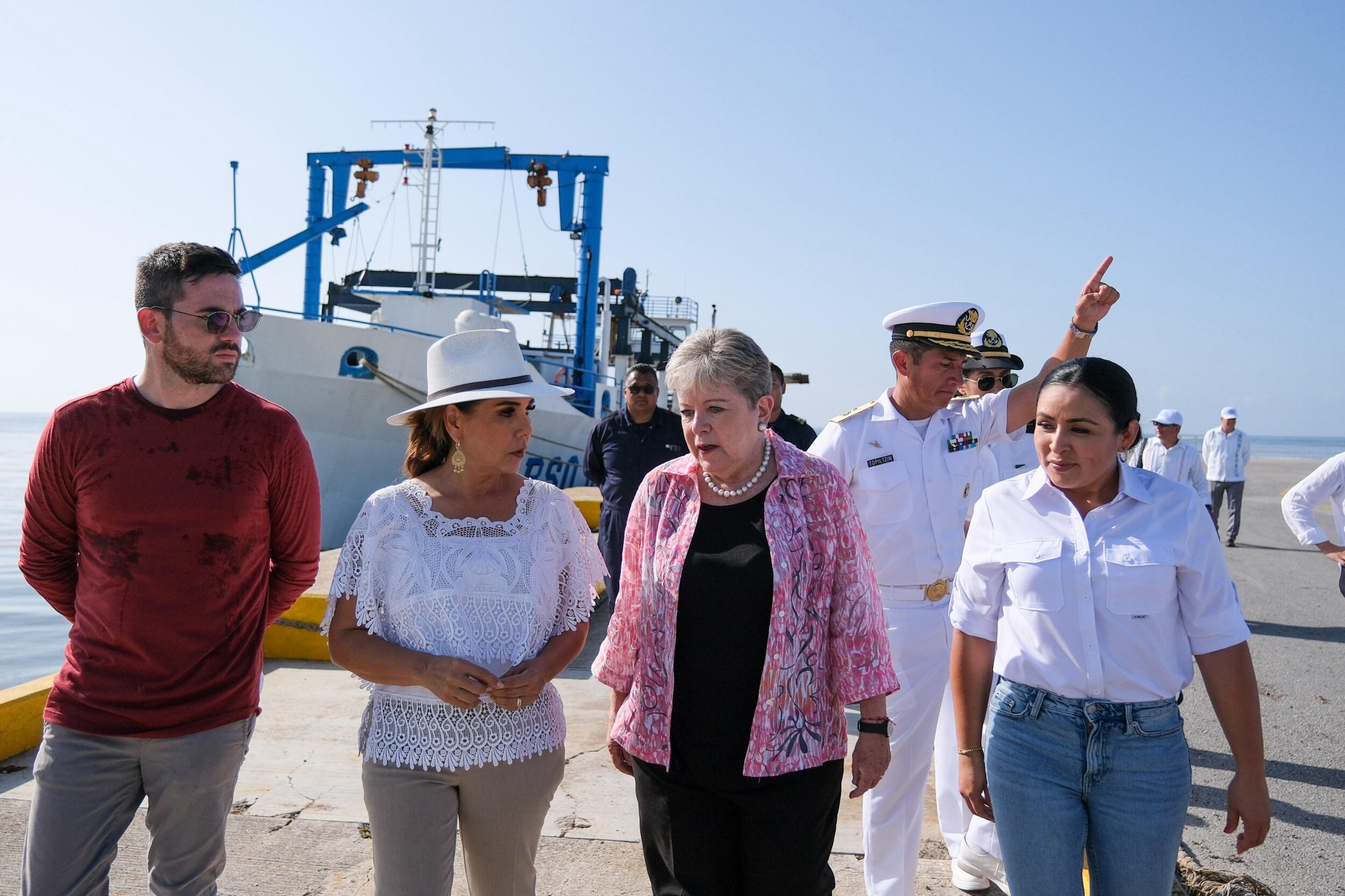Mara Lezama y Alicia Bárcena supervisan estrategia integral contra el sargazo a bordo del buque “Natans”