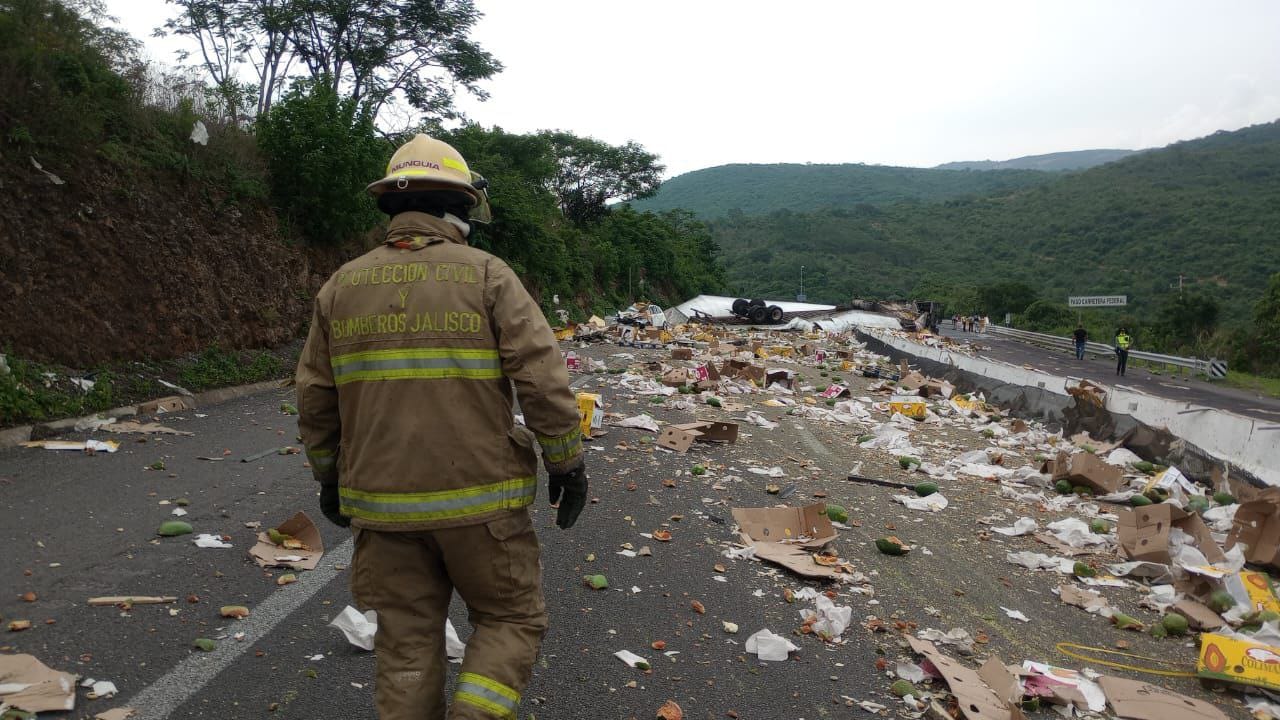 Choque múltiple en la autopista Colima–Guadalajara deja tres lesionados