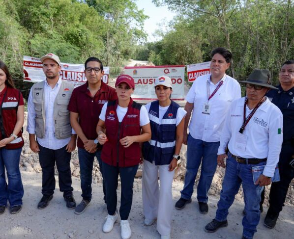 Ana Paty Peralta encabeza clausura de desarrollo irregular “Gracias a la denuncia ciudadana estamos clausurando un desarrollo irregular más, porque no vamos a permitir que perjudiquen el patrimonio de las familias cancunenses”, destacó la Presidenta Municipal, Ana Paty Peralta, al constatar la clausura del proyecto inmobiliario promocionado en redes sociales como “Cataluña”. Este operativo se llevó a cabo en la Carretera Federal Cancún-Mérida, por instancias del gobierno municipal, estatal y federal, quienes impusieron sellos correspondientes a este desarrollo, por la promoción de la venta de lotes residenciales sin contar con los permisos, licencias y autorizaciones necesarias en materia de Desarrollo Urbano. La Alcaldesa comentó que la falta de cumplimiento pone en riesgo a los compradores de terrenos, ya que no se les garantiza la regularización del lugar ni la disponibilidad de servicios básicos. Por ello, recomendó a la ciudadanía verificar con las dependencias responsables antes de invertir en una propiedad, para asegurarse de que cuente con todos los permisos necesarios. Es importante mencionar que con este hecho se han clausurado 5 desarrollos, por lo que el gobierno que encabeza Ana Paty Peralta, reafirma su compromiso de preservar y garantizar que el desarrollo de la ciudad se realice de manera responsable y acorde con la legislación vigente. Durante esta acción la Primera Autoridad estuvo acompañada por personal de la Procuraduría Federal de Protección al Ambiente (PROFEPA), de Desarrollo Territorial Urbano Sustentable (SEDETUS), la Procuraduría de Protección al Ambiente (PPA), la Secretaría Municipal de Ecología y Desarrollo Urbano, la Secretaría Municipal de Seguridad Ciudadana y Tránsito, entre otros.