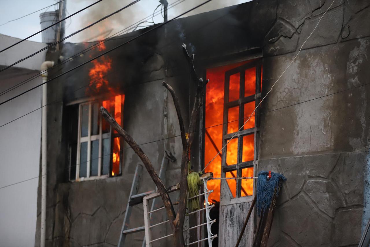 Incendio en Guadalajara cobra la vida de una mujer; un niño y un joven resultan con quemaduras