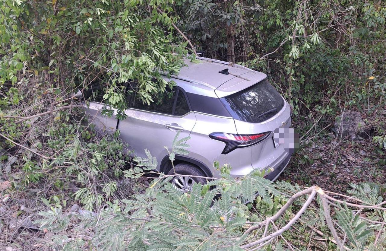 Conductor se sale del camino por ir a exceso de velocidad