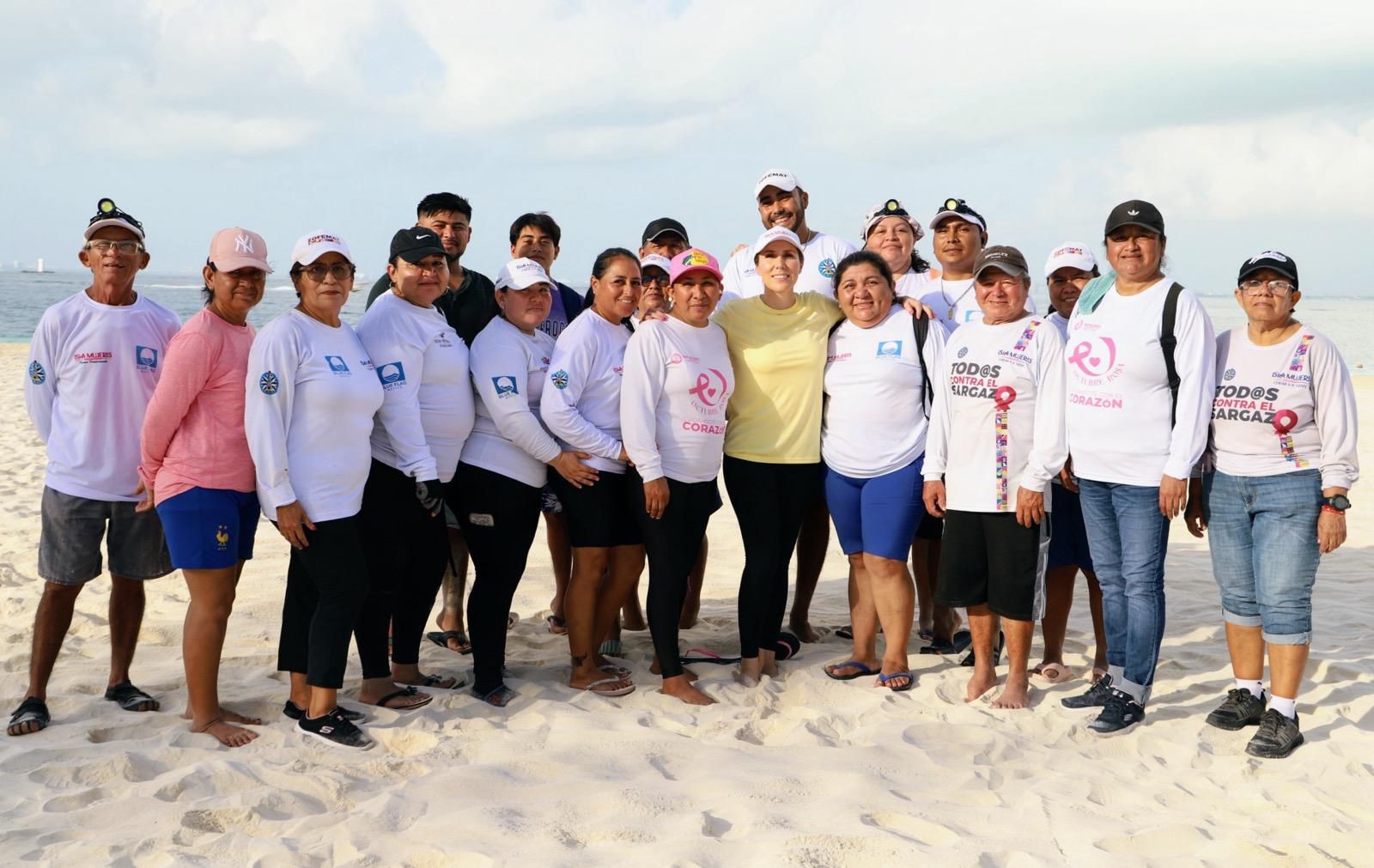 Atenea Gómez Ricalde supervisa trabajos de limpieza en las playas de Isla Mujeres