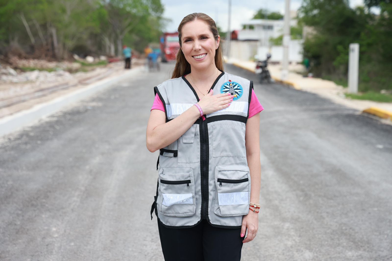 Atenea Gómez Ricalde supervisa pavimentación en la colonia San Valentín en Ciudad Mujeres