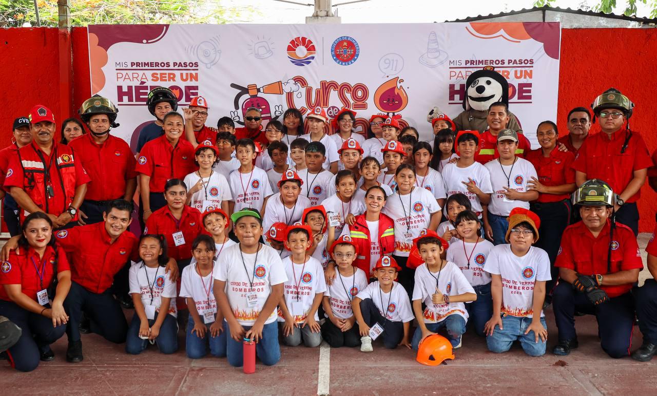 Comparte Ana Paty Peralta con niñas y niños en curso de verano de bomberos