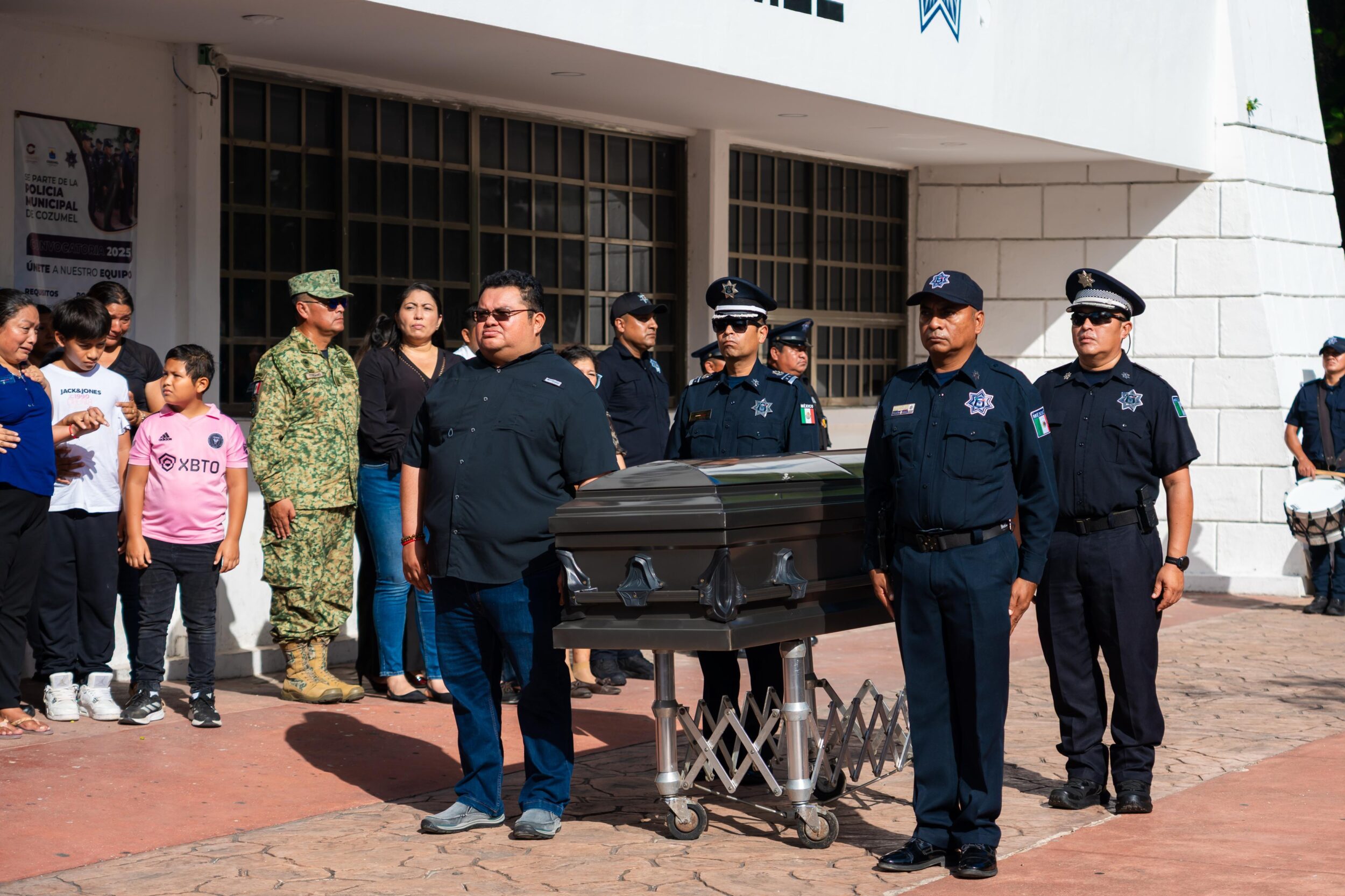 Rinden homenaje póstumo al subdirector de Tránsito, Telly Robert Camal Hau