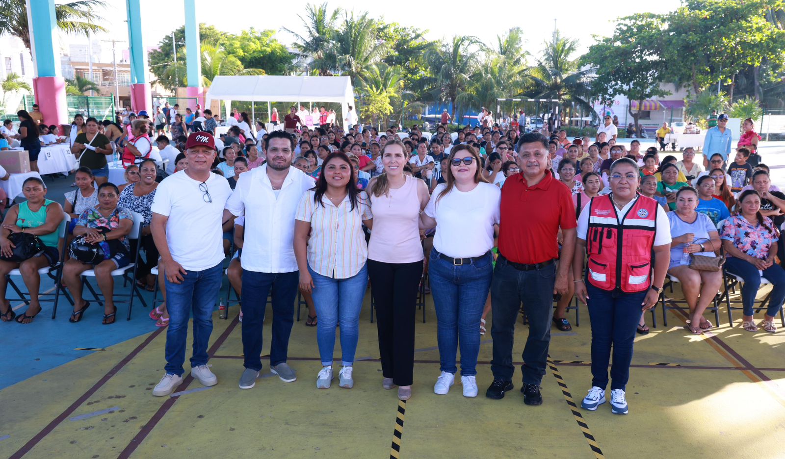 Atenea Gómez Ricalde fortalece el bienestar de las mujeres con entrega de apoyos alimentarios del programa “Isleña de Corazón”