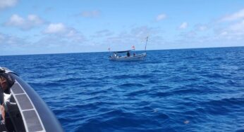 Rescatan a tripulantes de embarcación perdida en aguas de Yucatán