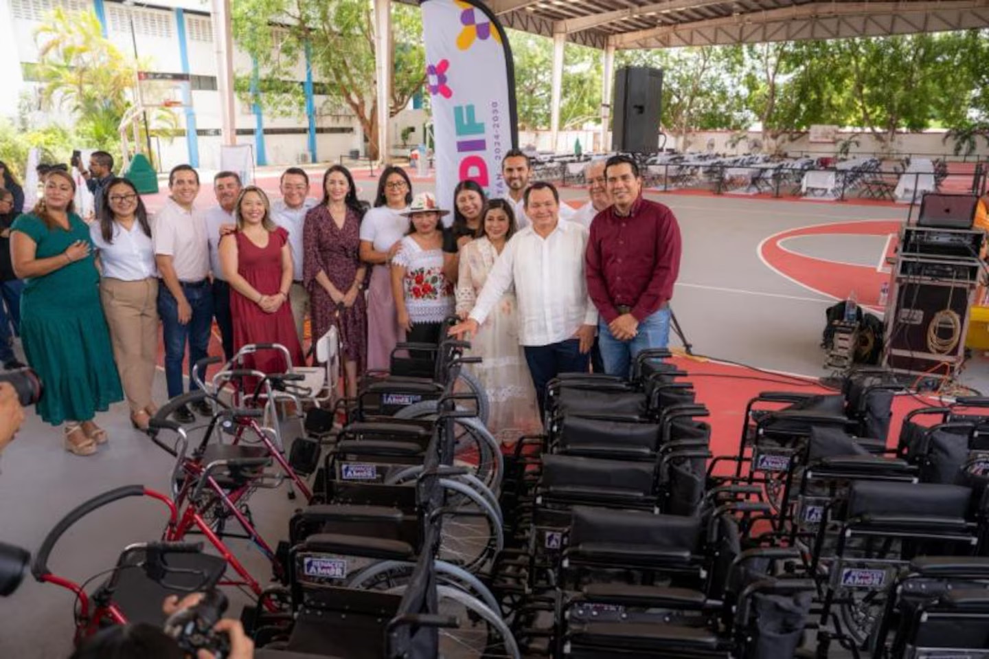 Yucatán entrega aparatos funcionales para personas con discapacidad