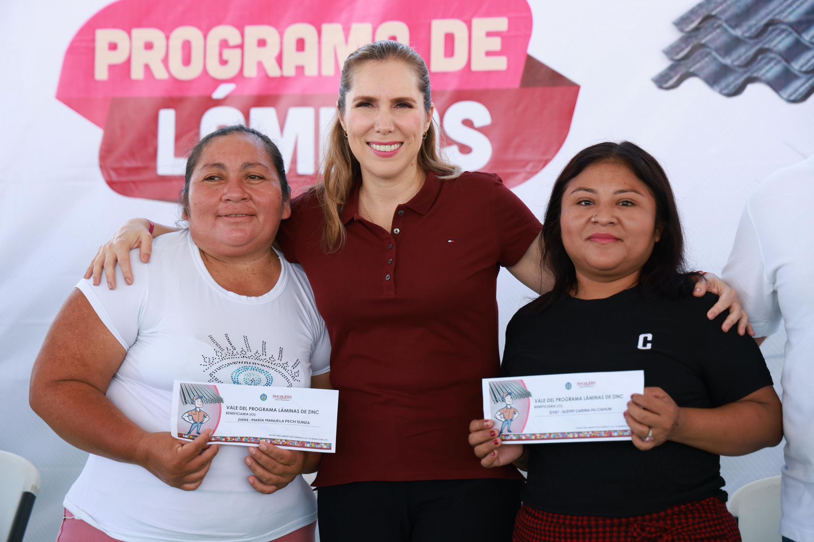 Atenea Gómez Ricalde entrega láminas a familias de Isla Mujeres para reforzar sus viviendas ante la temporada de huracanes