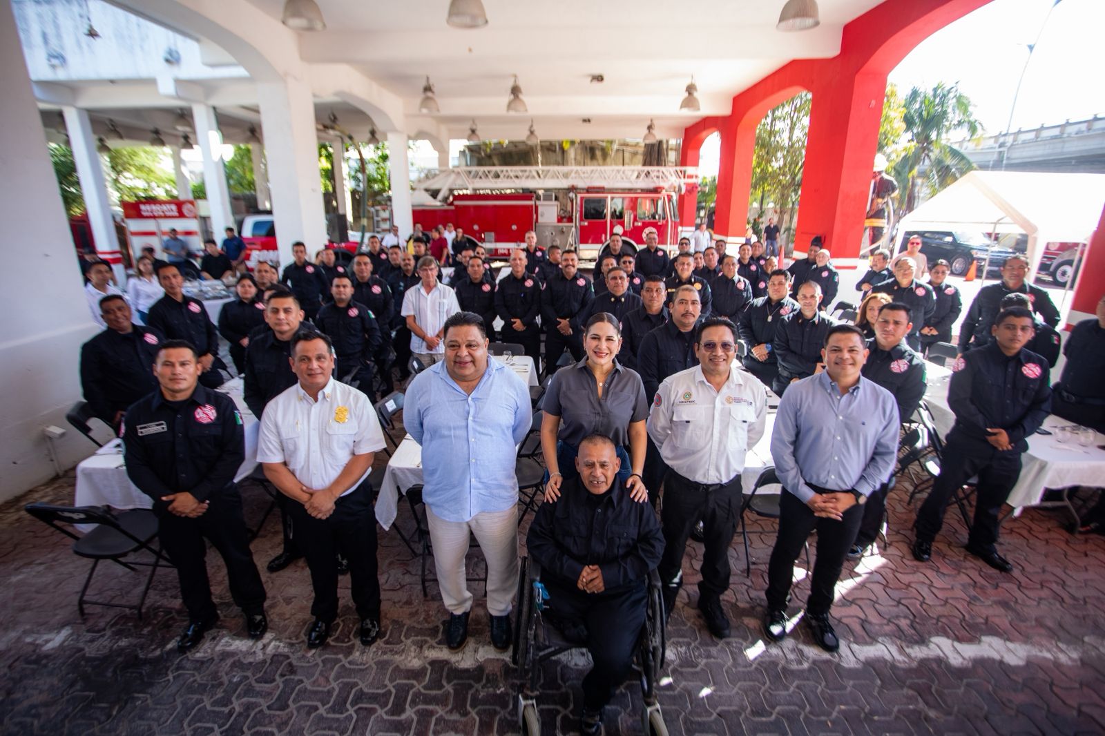 Estefanía Mercado reconoce valentía y entrega de los bomberos de Playa del Carmen