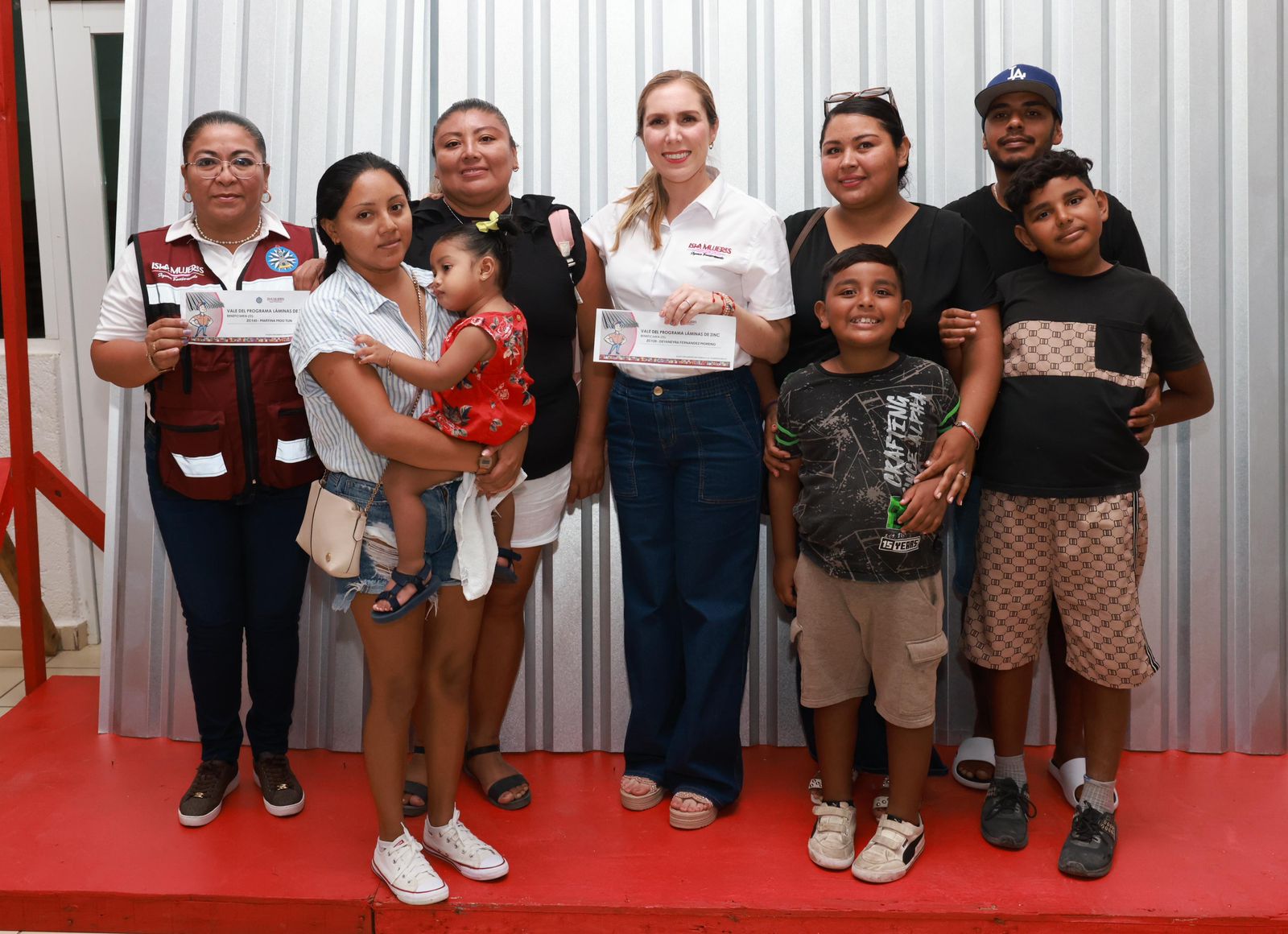 Gobierno de Isla Mujeres entrega láminas para fortalecer hogares de familias vulnerables en Ciudad Mujeres