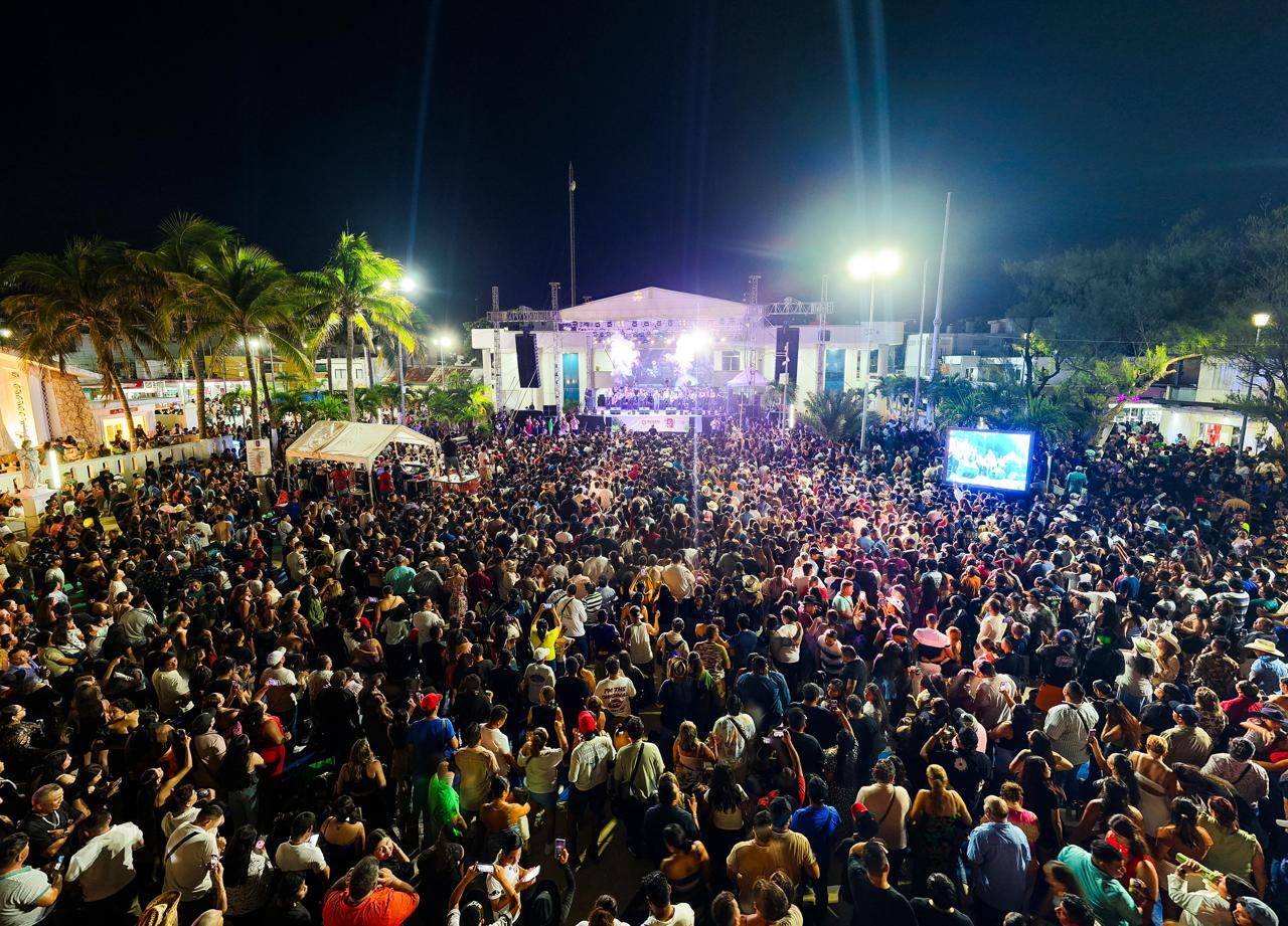 Isla Mujeres celebró con gran éxito el 175 Aniversario de su Fundación con Edwin Luna y La Trakalosa de Monterrey