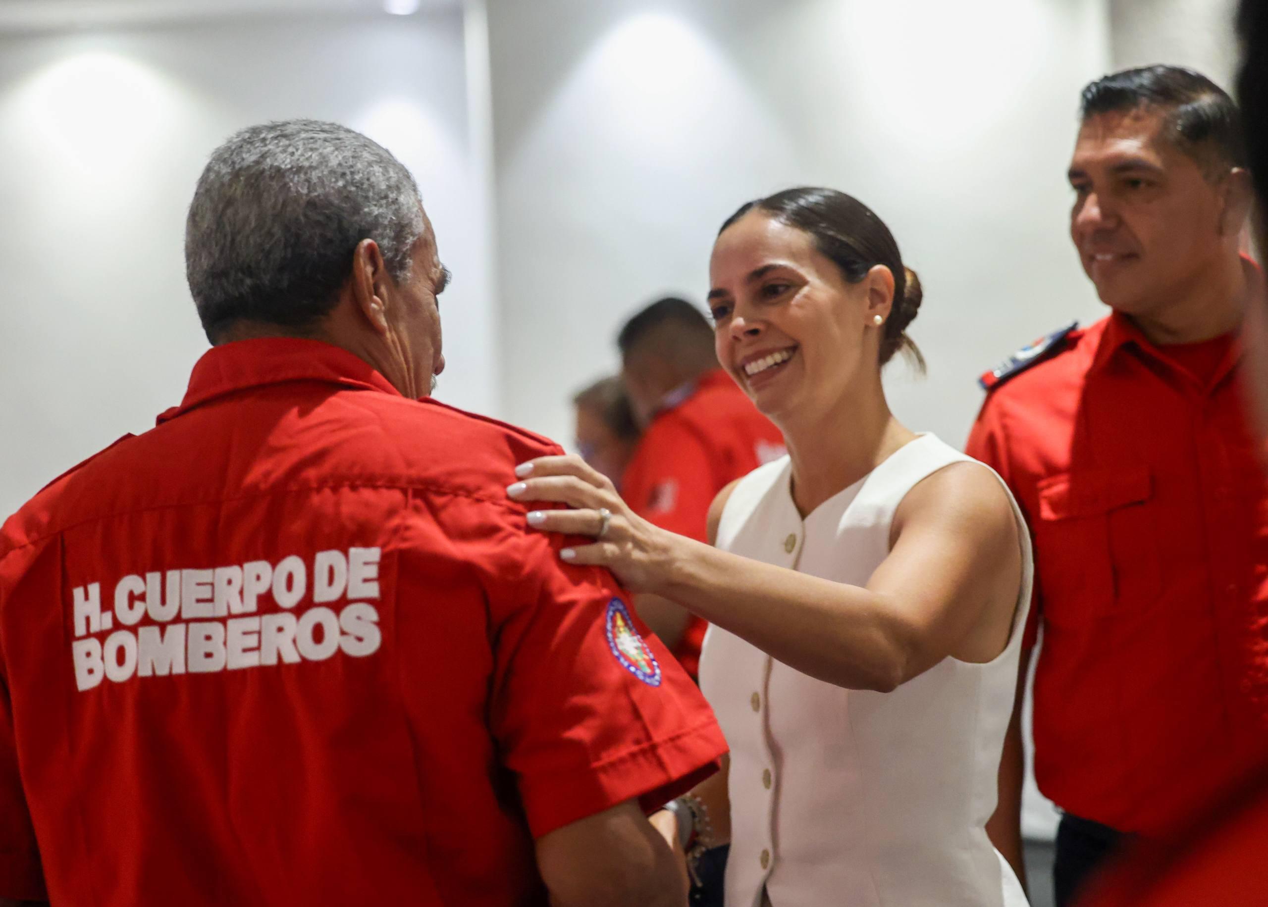 Los bomberos son héroes que trabajan todos los días por Cancún: Ana Paty Peralta