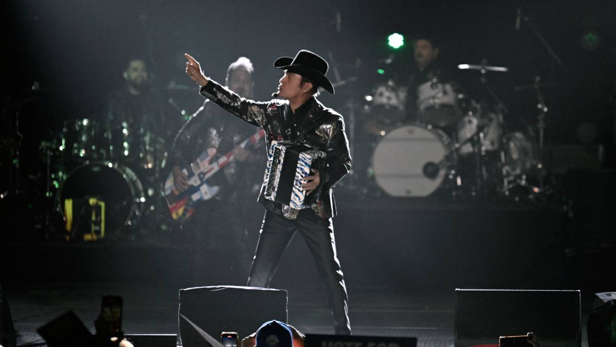 Vocalista de Los Tigres del Norte, sufre caída en pleno escenario