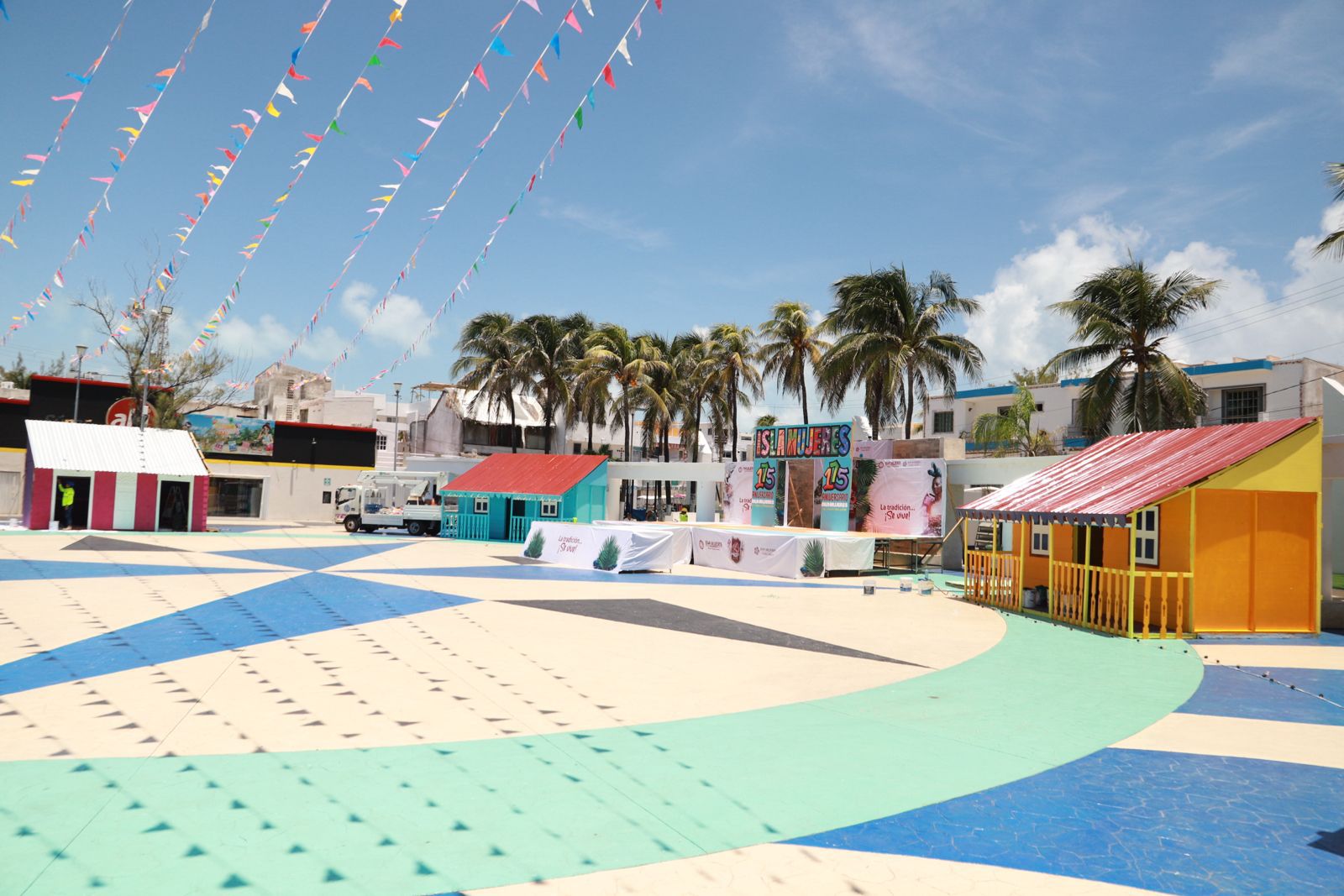 Gobierno Municipal mejora imagen de la Parroquia de la Inmaculada Concepción y sus alrededores en el marco de las Fiestas de Fundación de Isla Mujeres