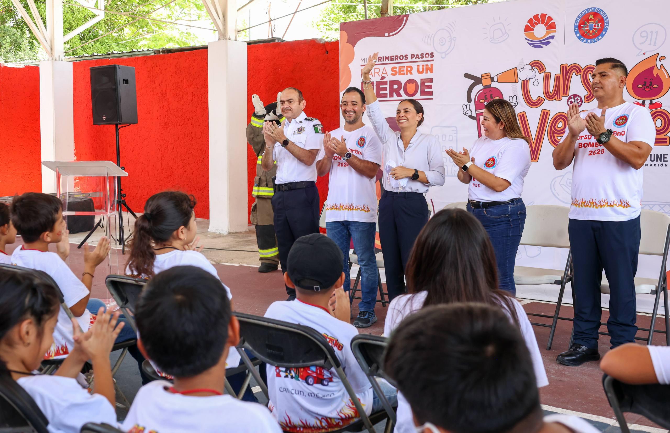 Felicita Ana Paty Peralta a niñas y niños en clausura de curso de verano de bomberos