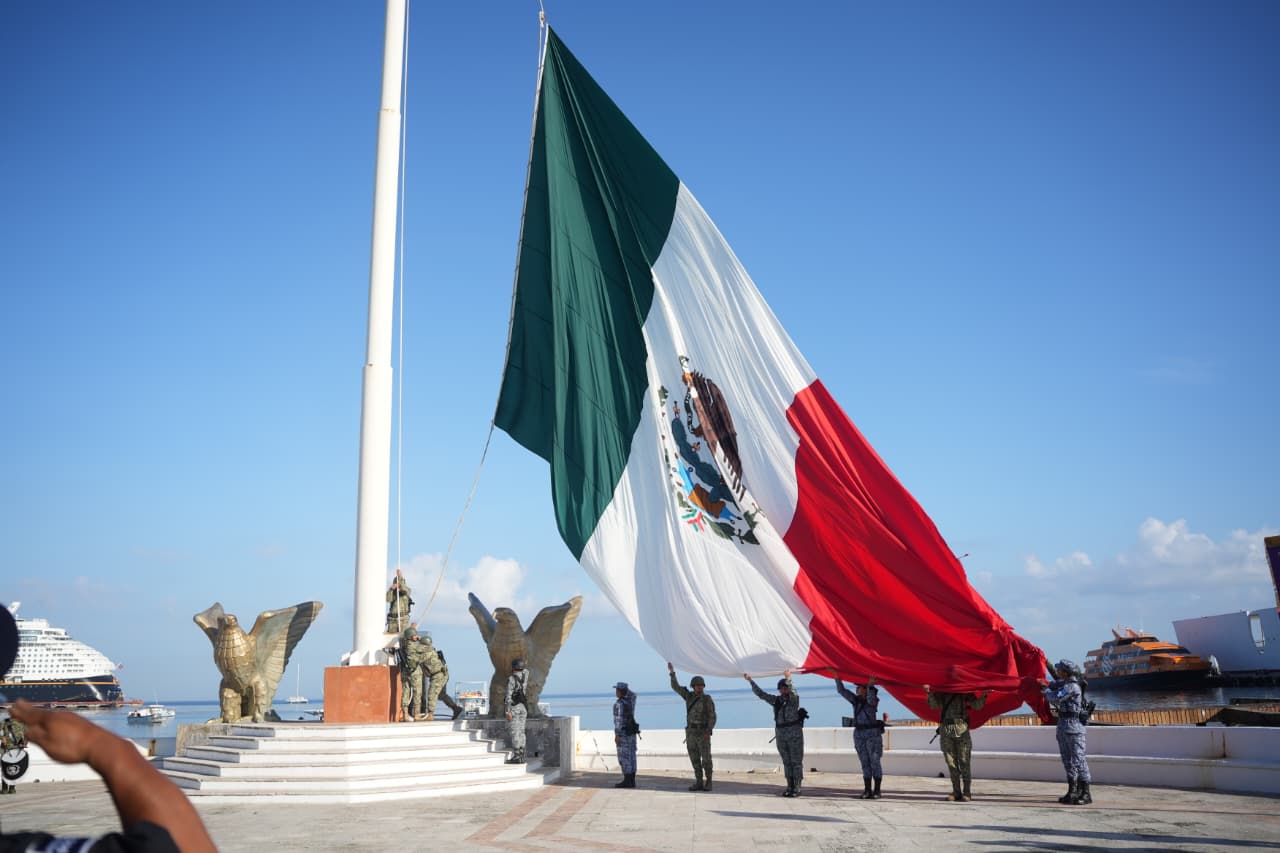 Gobierno municipal fomenta los valores cívicos con izamiento de la bandera