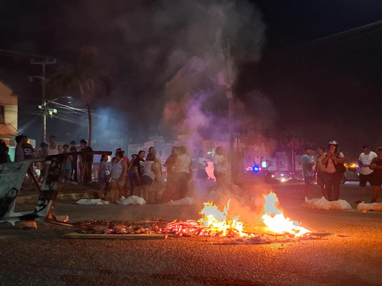 Vecinos de Villas Otoch bloquean avenida por apagones