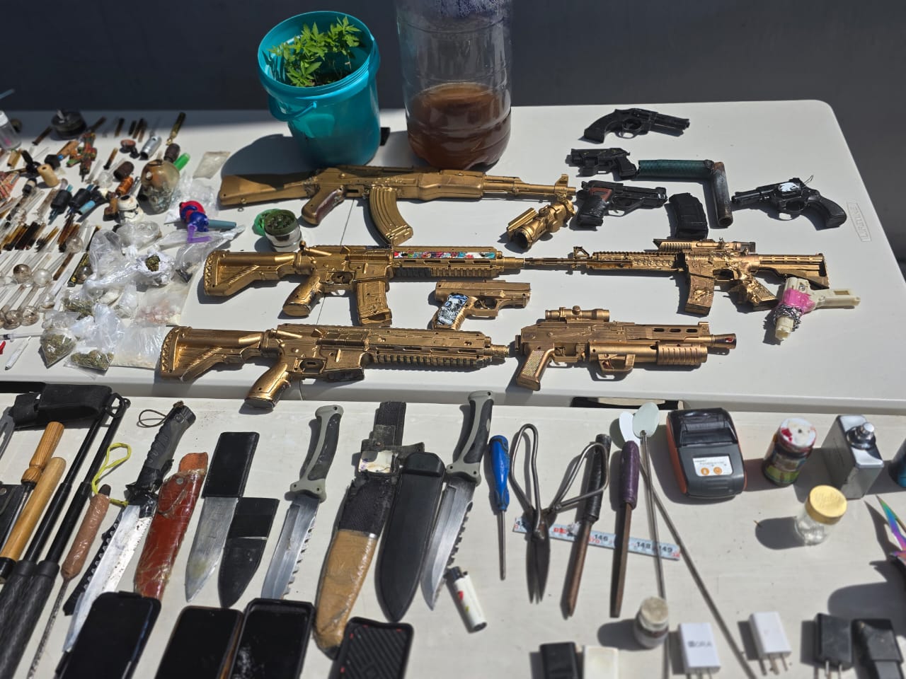 Hallan réplicas de armas, droga y celulares en operativo sorpresa en Puente Grande