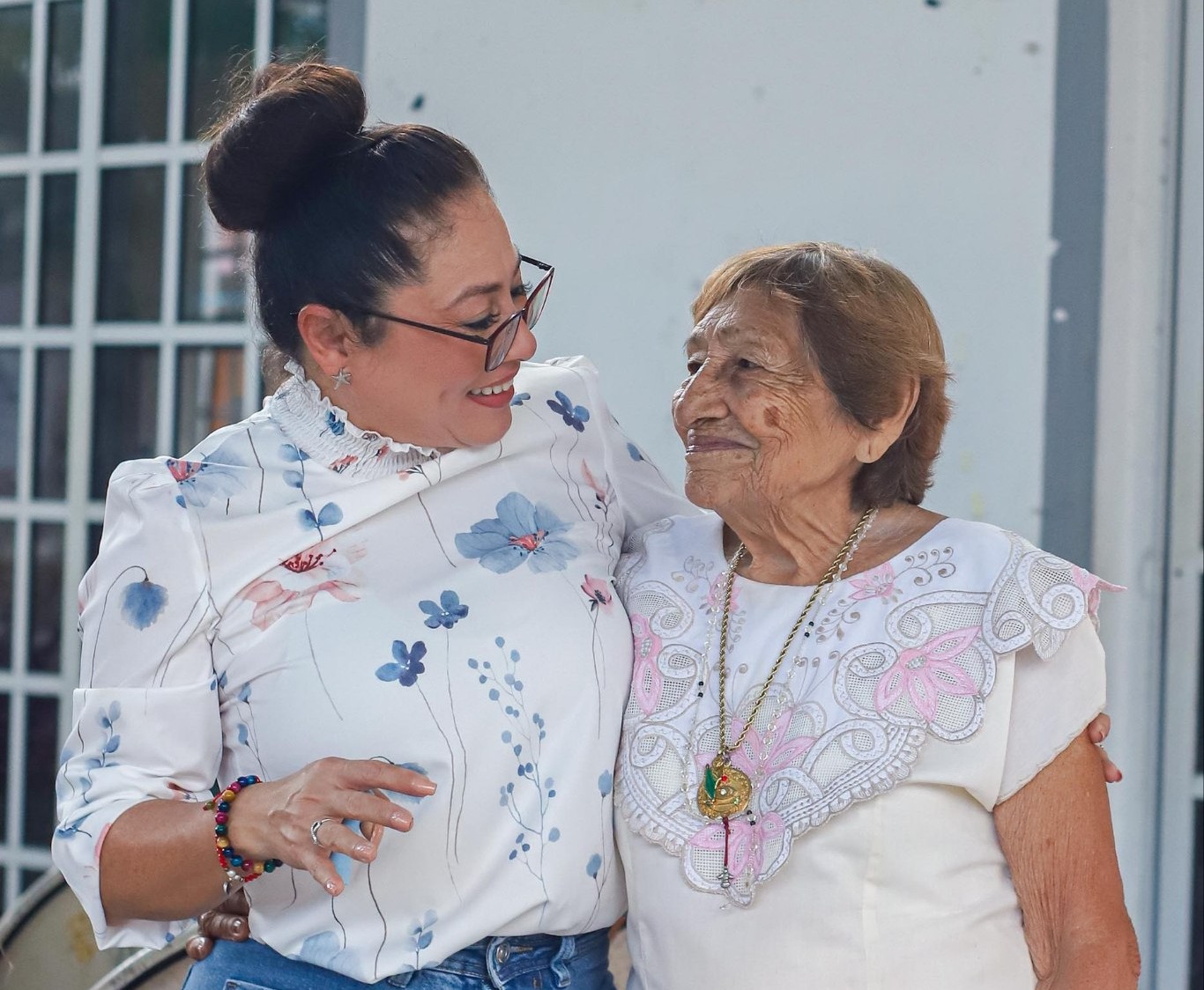 Diana Sosa atiende a Adultos Mayores durante la jornada para el Buen Vivir