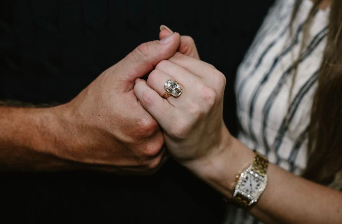 Taylor Swift y Travis Kelce anuncian su compromiso con un anillo vintage de lujo
