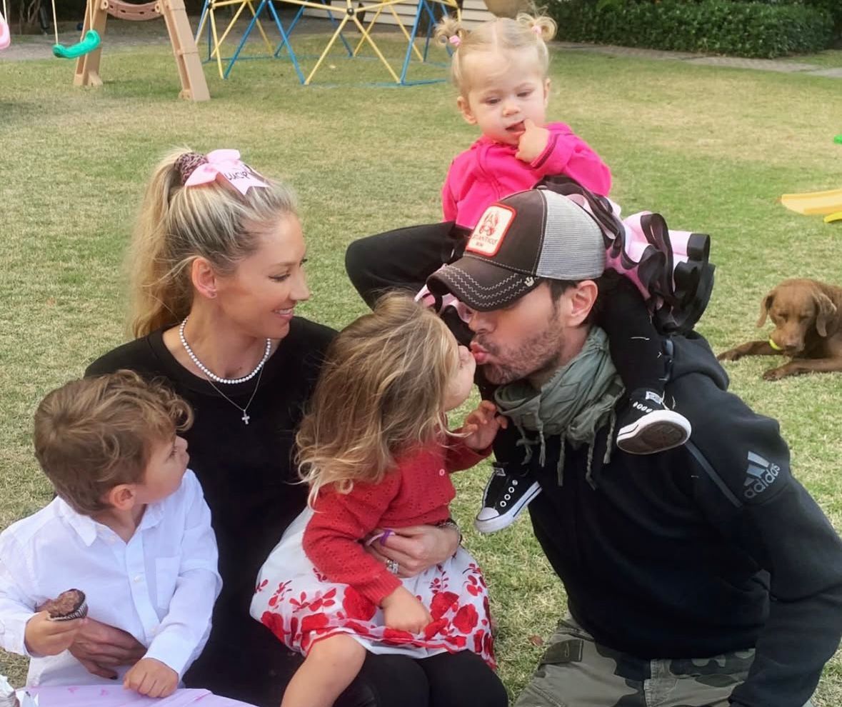 Enrique Iglesias y Anna Kournikova esperan su cuarto hijo
