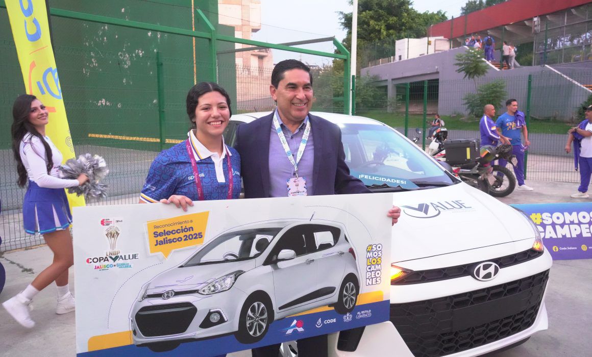 Reconocen con la entrega de dos automóviles a Selección Jalisco