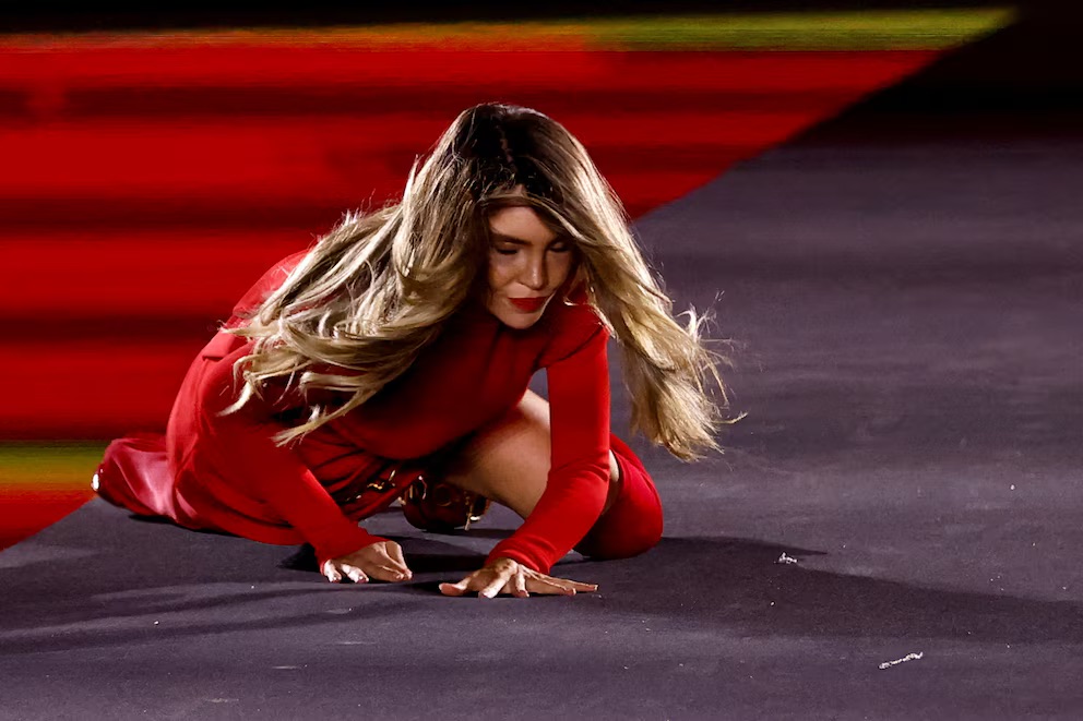 Belinda sufre aparatosa caída durante la grabación de un video