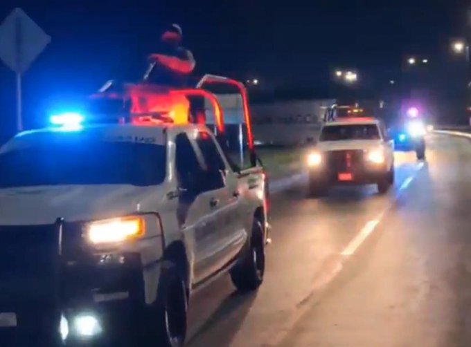 Camioneta se incendia en el km 17 del bulevar Kukulkán frente al hotel Iberostar