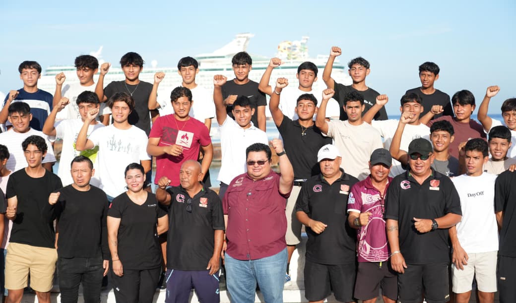 Chacón Méndez despide y desea éxito al Club Guerreros de Cozumel en su primer viaje de preparación