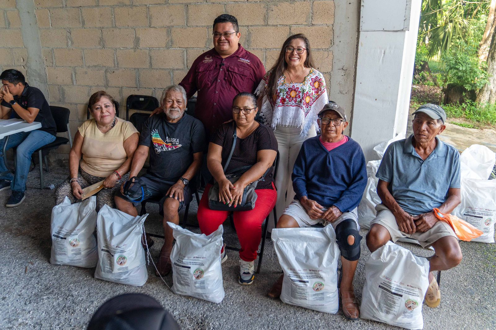Chacón y Diana Sosa entregan apoyo alimentario a familias cozumeleñas