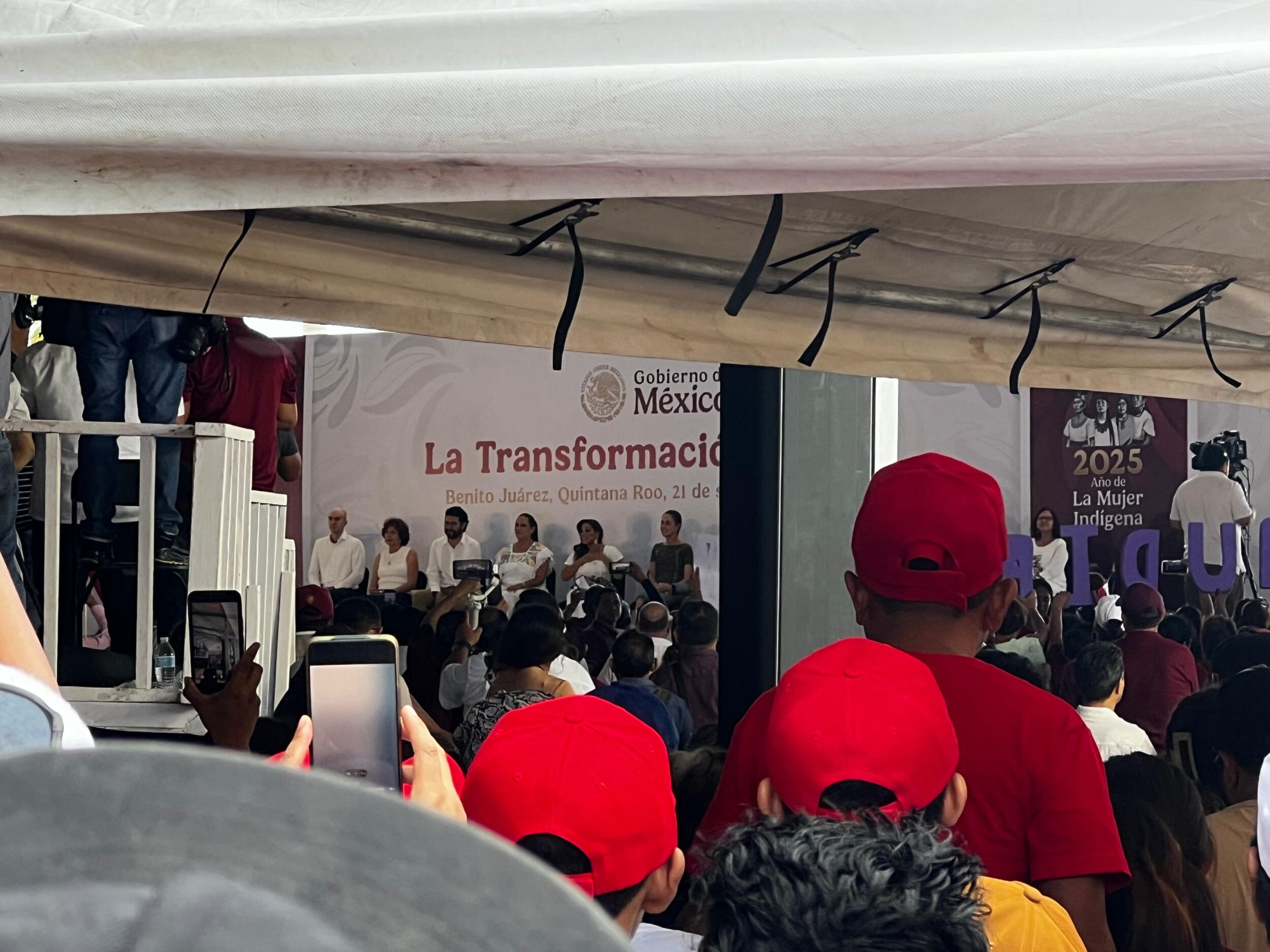 Claudia Sheinbaum llega a Quintana Roo en gira de rendición de cuentas; Mara Lezama la recibe con respaldo ciudadano